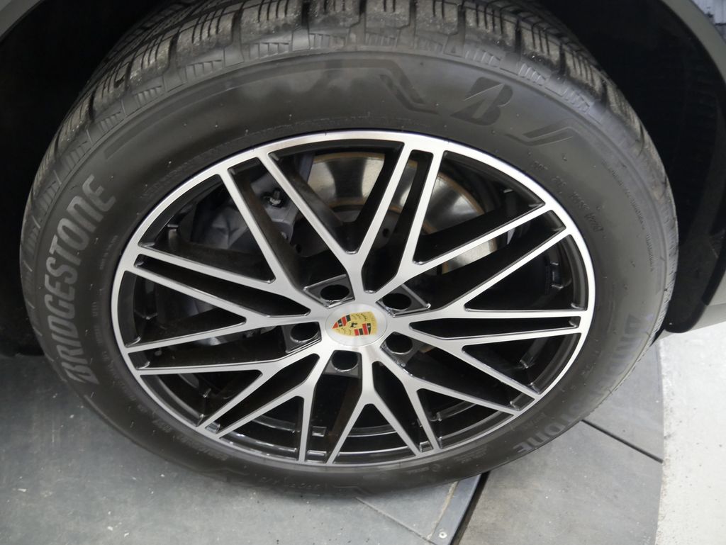 Thumbnail: 2024 Porsche Cayenne - 16