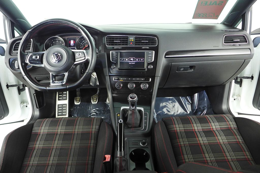 Thumbnail: 2016 Volkswagen Golf - 24