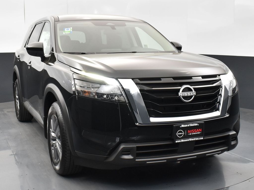 2025 Nissan Pathfinder S's photo
