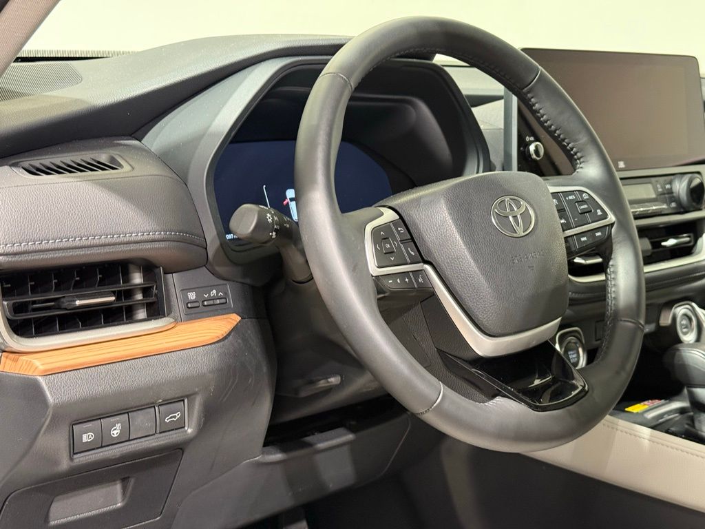 Thumbnail: 2025 Toyota Grand Highlander - 17