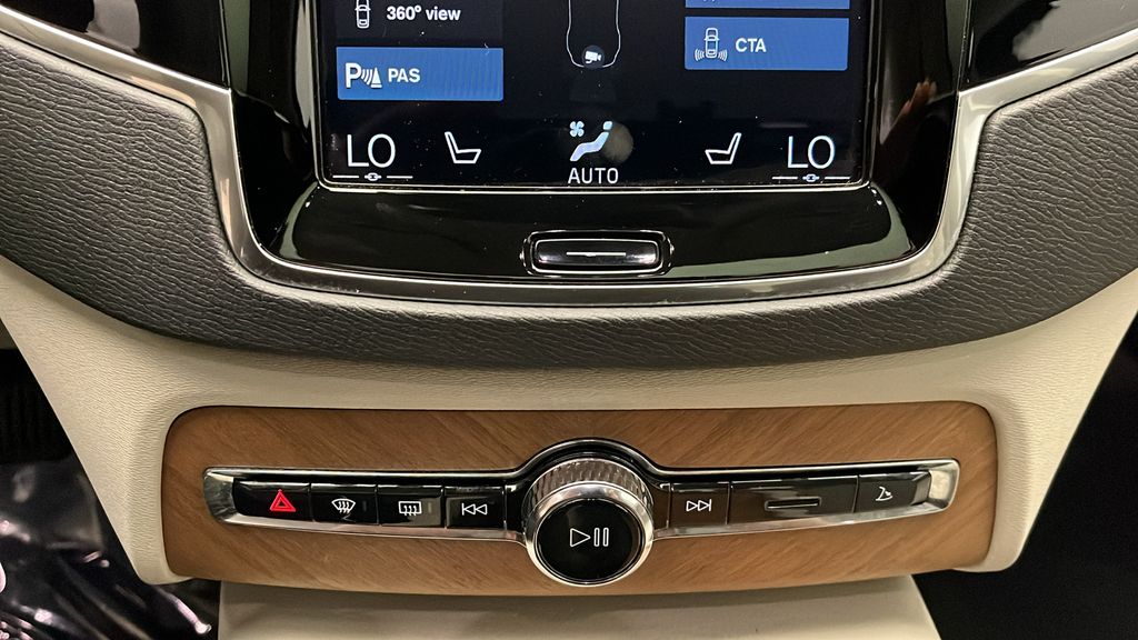 2022 Volvo XC90 T8 Inscription 19