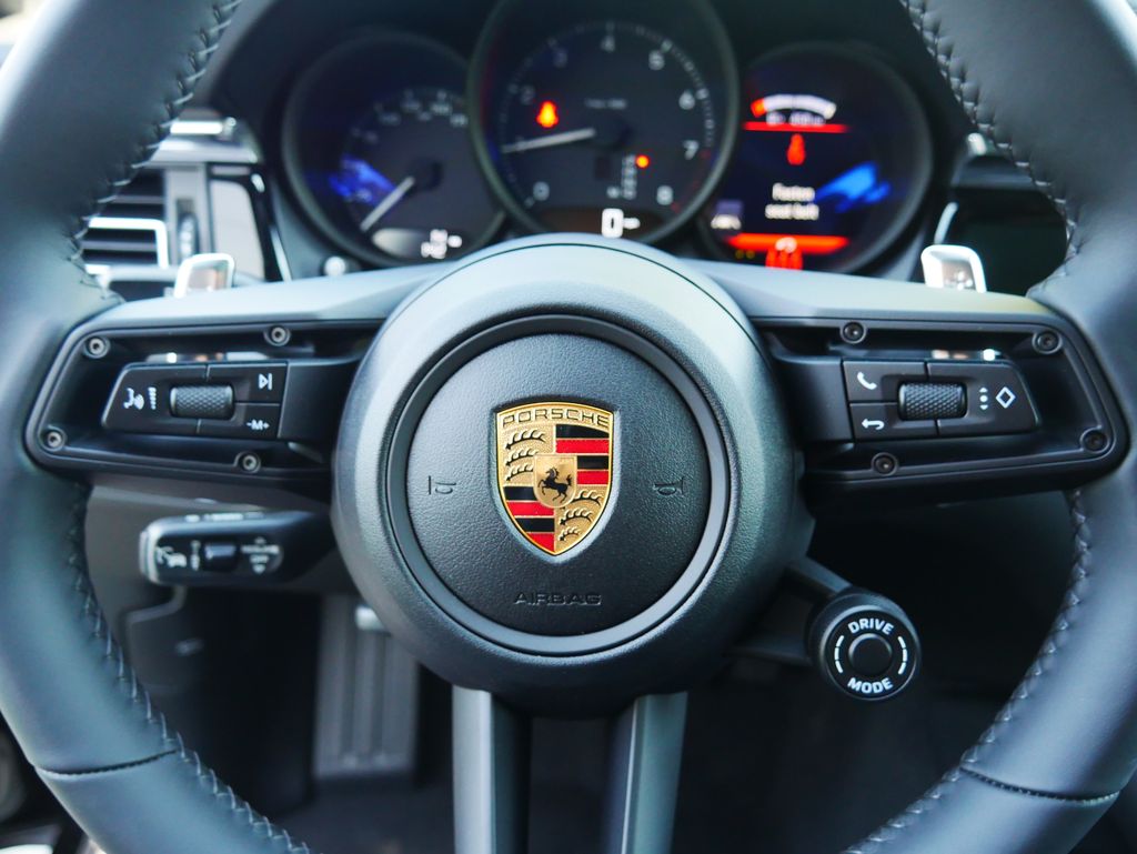 Thumbnail: 2026 Porsche Macan - 32