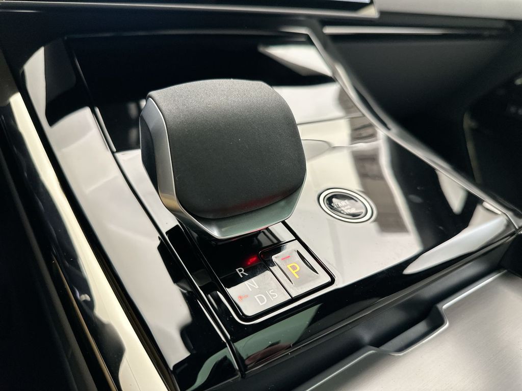 2025 Land Rover Range Rover Sport SE 11
