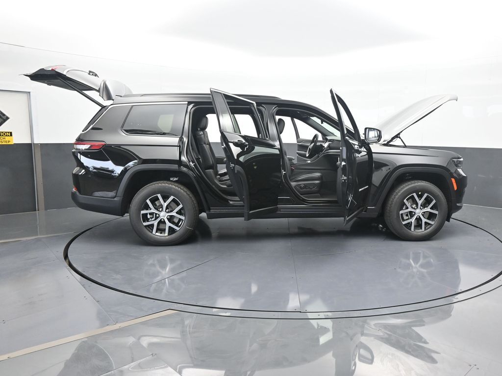 Used 2025 Diamond Black Crystal Pearlcoat Jeep Limited image 68