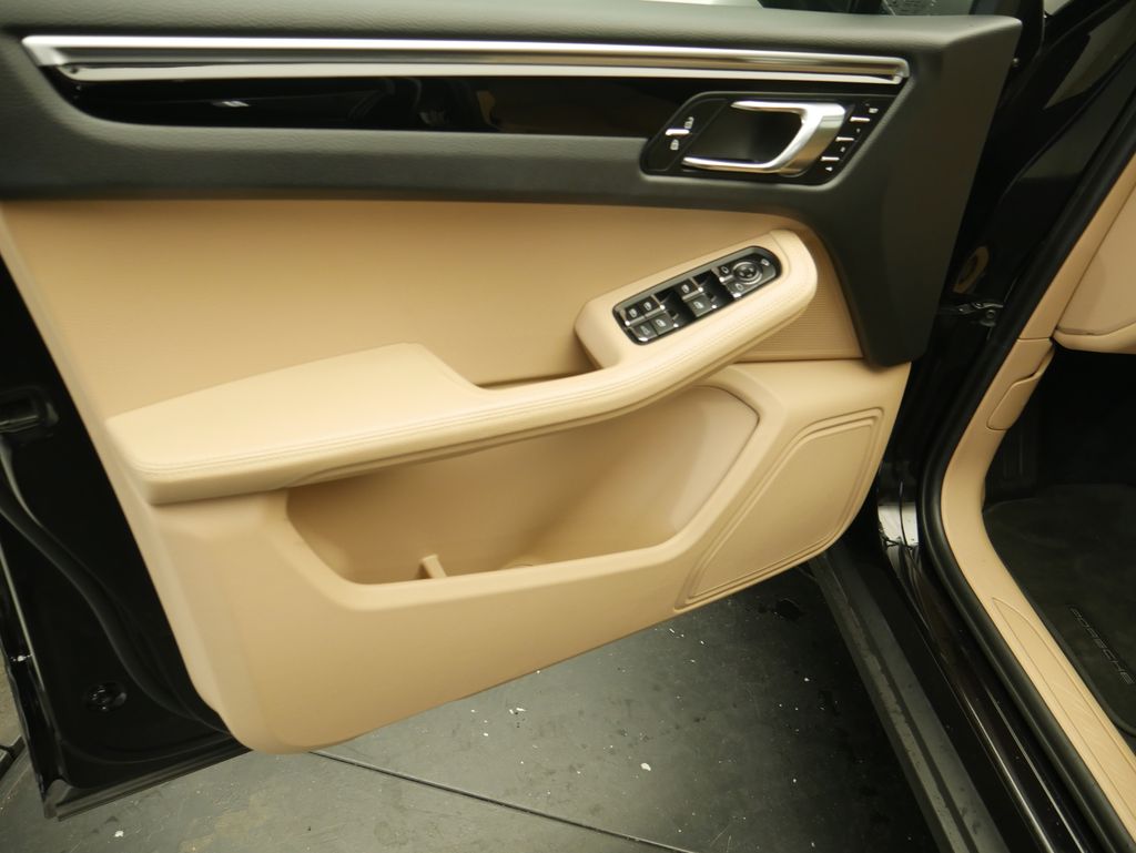 Thumbnail: 2023 Porsche Macan - 4