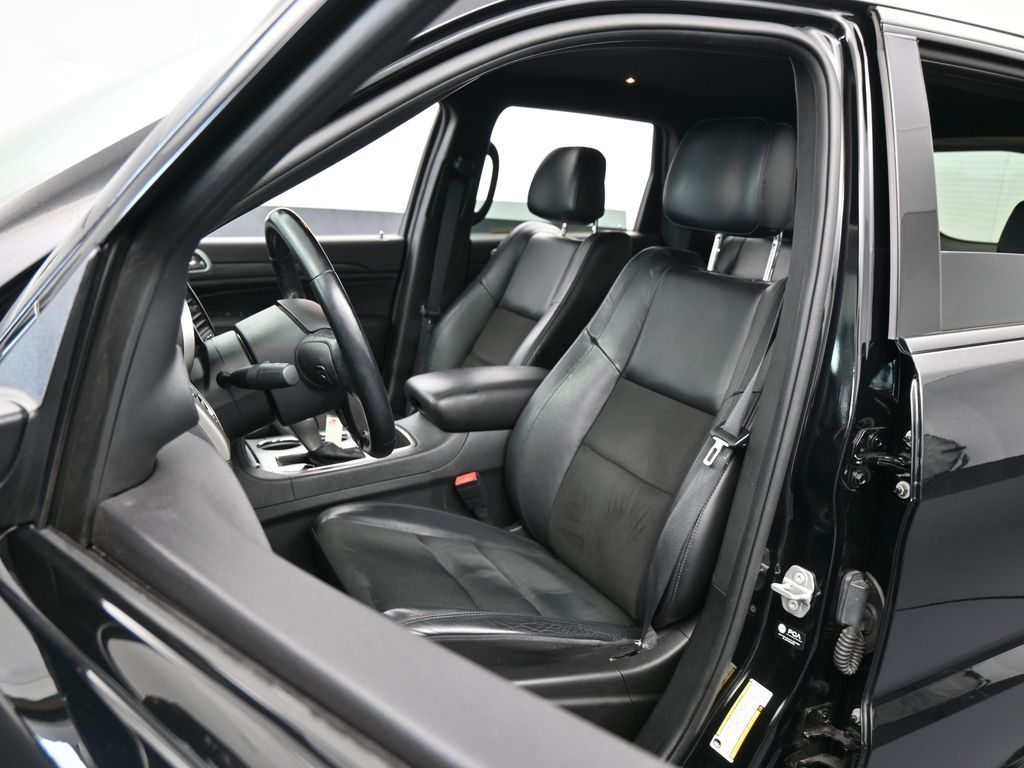 Used 2021 Diamond Black Crystal Pearlcoat Jeep Laredo X image 10