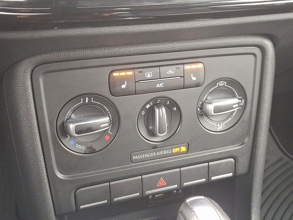 Thumbnail: 2018 Volkswagen Beetle - 15