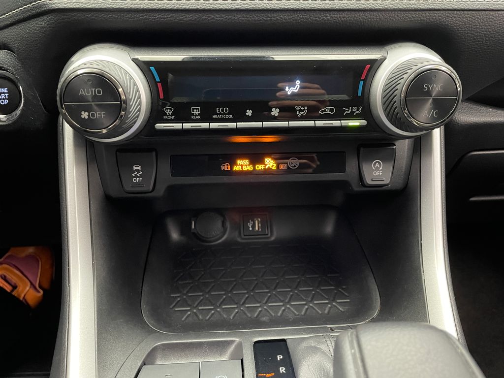 2024 Toyota RAV4 XLE 27