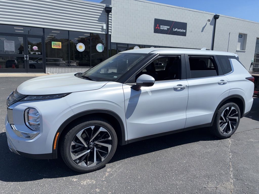 Silver 2024 Mitsubishi Outlander SE FWD SUV / Crossover Front-Wheel Drive Continuously Variable Transmission
