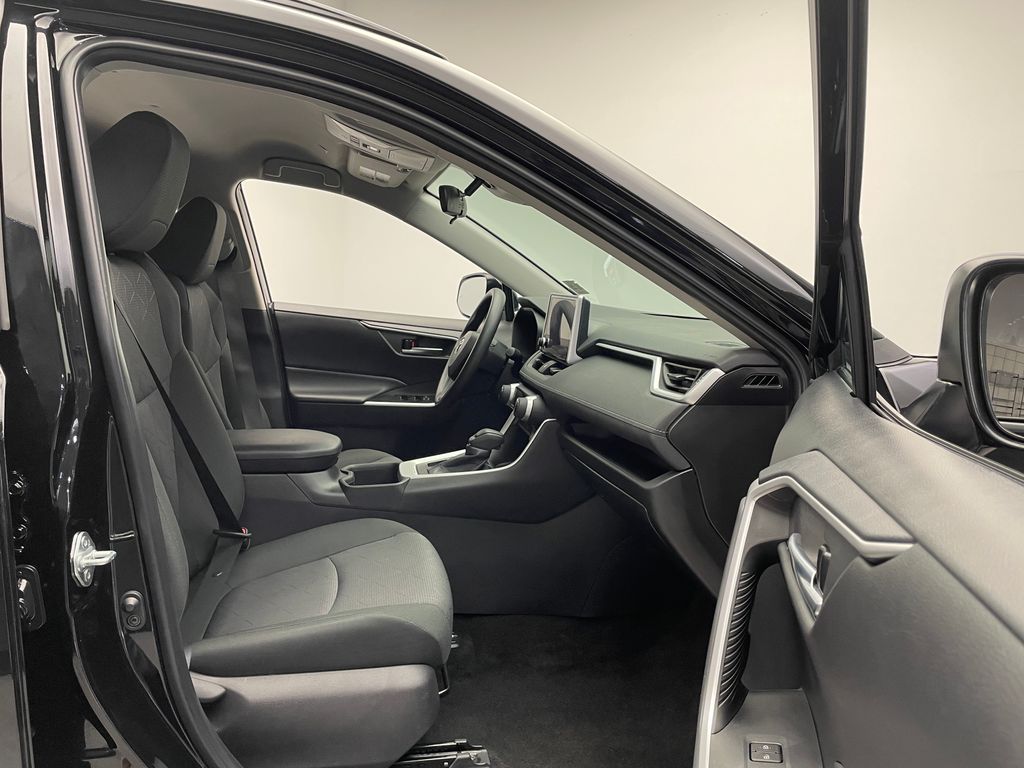 2024 Toyota RAV4 XLE 17