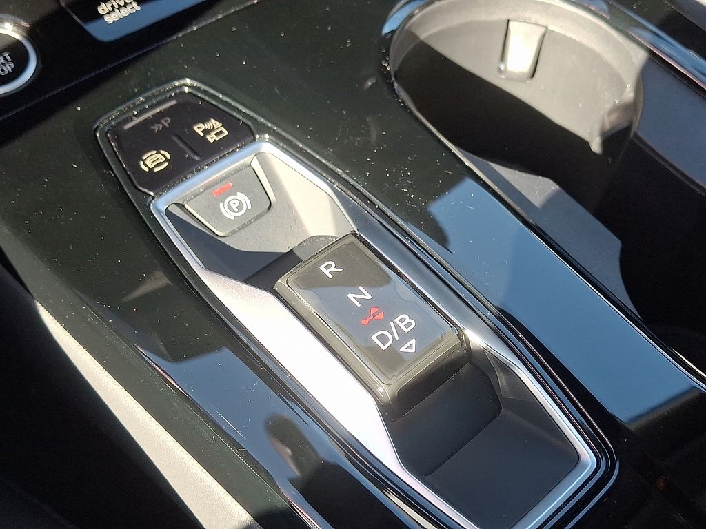 Thumbnail: 2025 Audi Q6 e-tron - 15