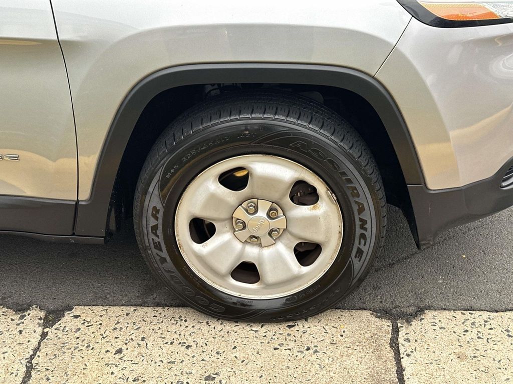 Thumbnail: 2014 Jeep Cherokee - 17