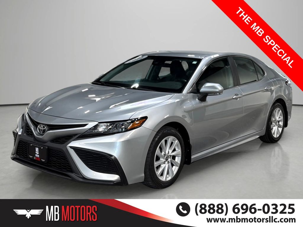 2022 Toyota Camry Plata Sedán Tracción delantera 8 velocidades Automática