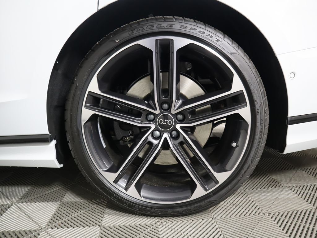 Thumbnail: 2025 Audi A8 - 31