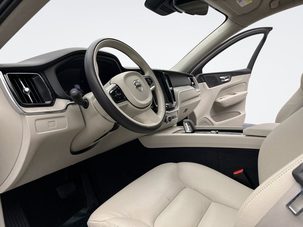 Thumbnail: 2023 Volvo XC60 - 10