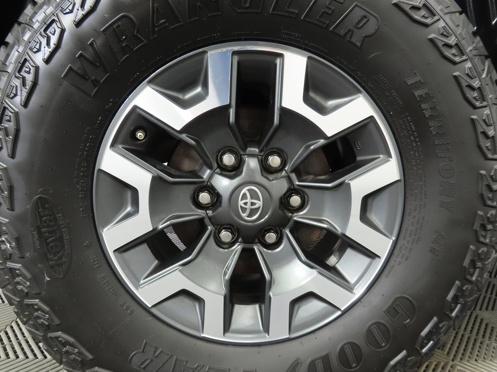 Thumbnail: 2017 Toyota Tacoma - 32