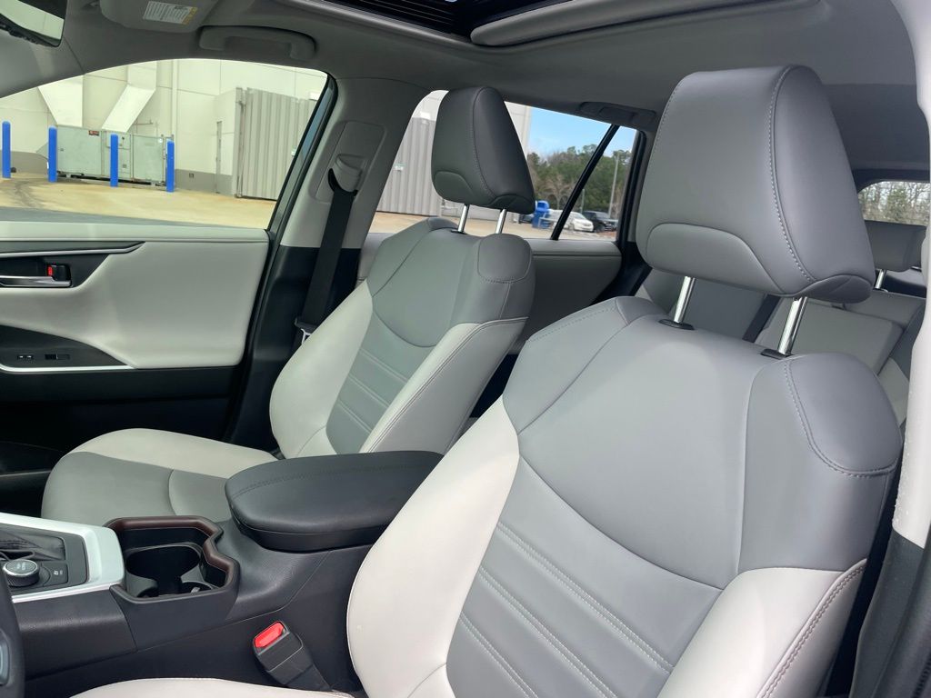 Thumbnail: 2020 Toyota RAV4 - 27