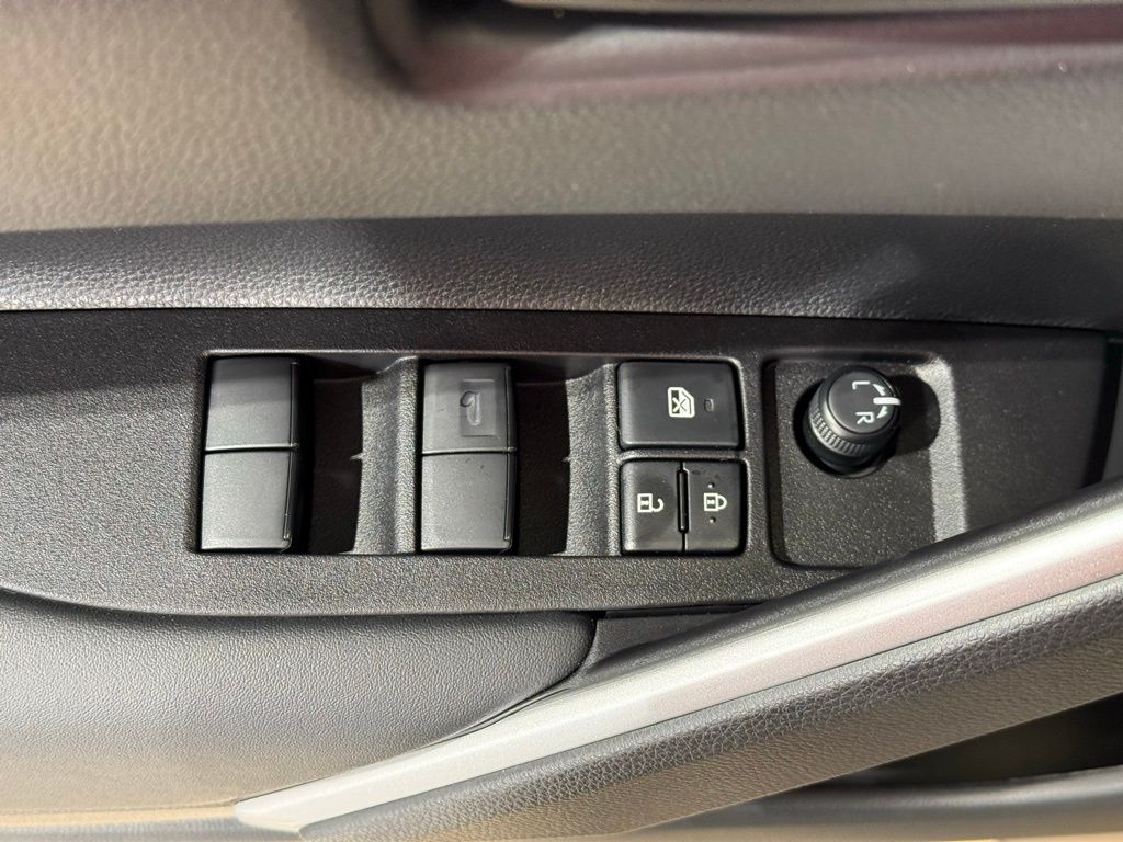 2025 Toyota Corolla Cross LE 16