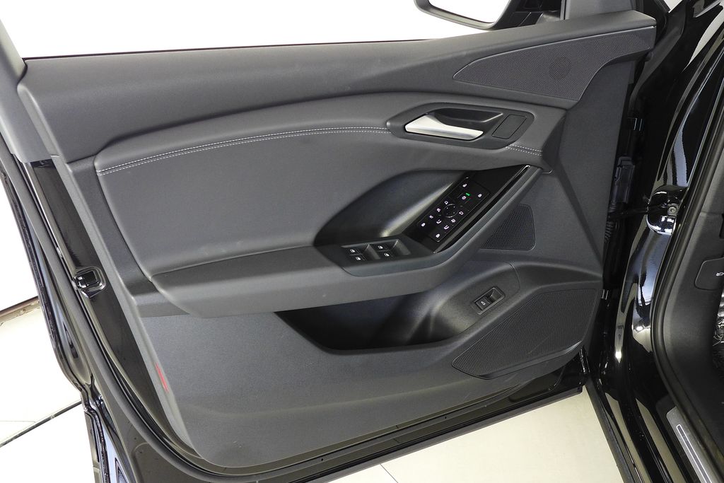 Thumbnail: 2025 Audi Q6 e-tron - 11