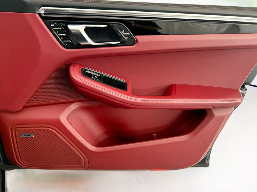 Thumbnail: 2023 Porsche Macan - 25