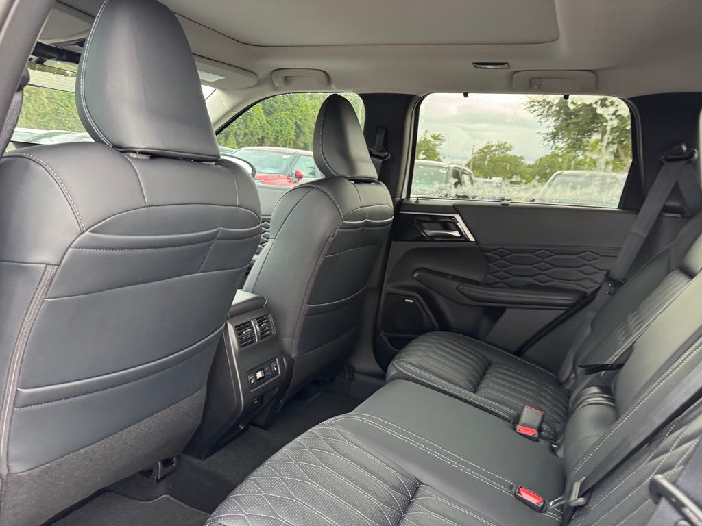 2025 Mitsubishi Outlander SEL photo 11