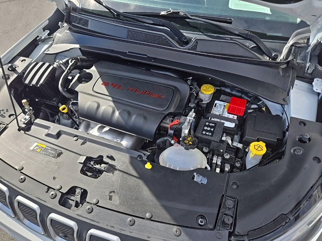 Used 2022 White Jeep Latitude image 55