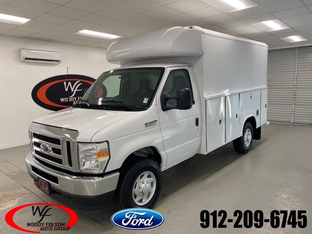 Oxford White 2025 Ford E-Series Chassis Pickup Truck Rear-Wheel Drive 6-Speed Automatic Overdrive