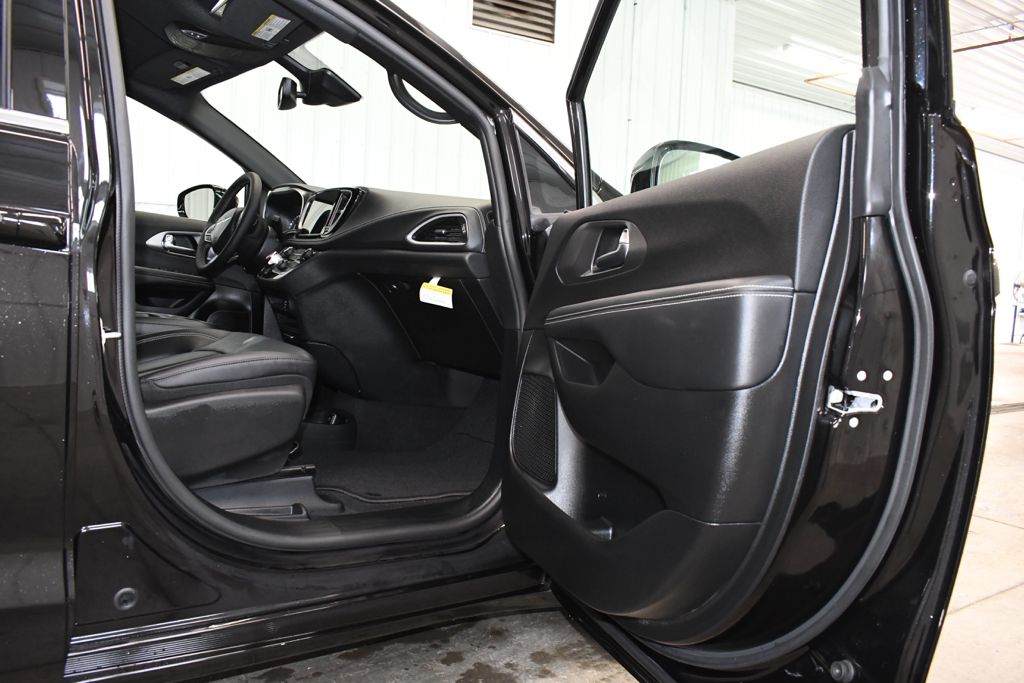 Used 2026 Black Chrysler Select image 22
