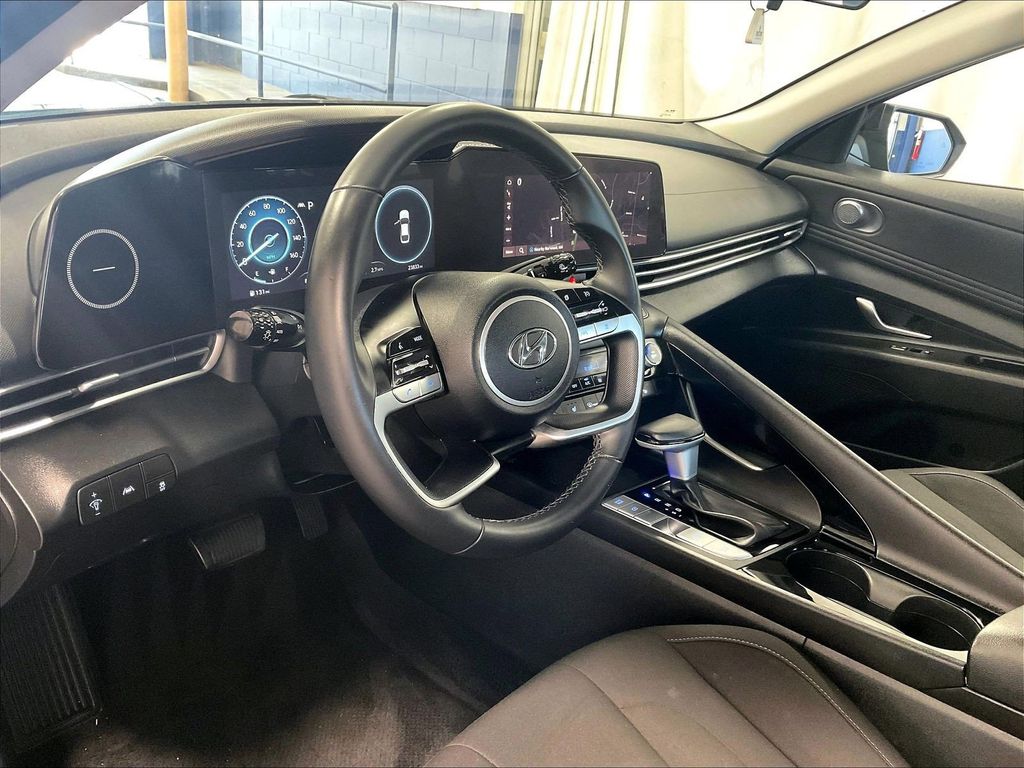 2023 Hyundai Elantra — photo 8