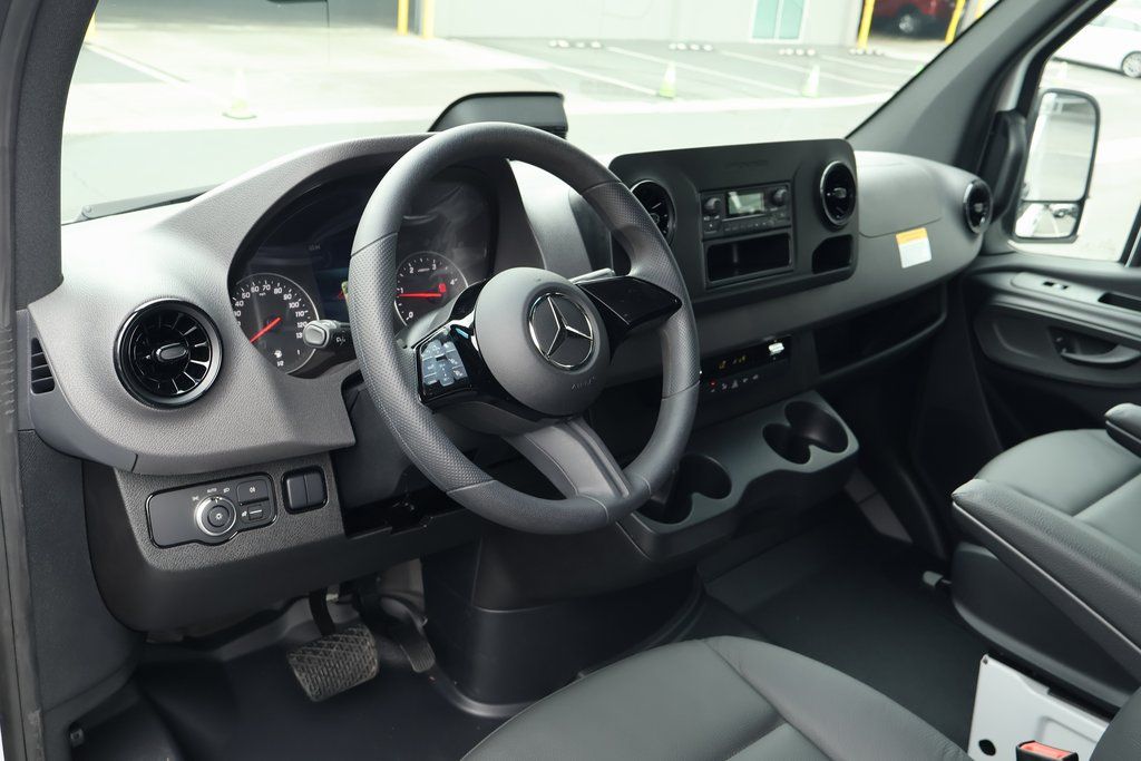 Thumbnail: 2025 Mercedes-Benz Sprinter - 3