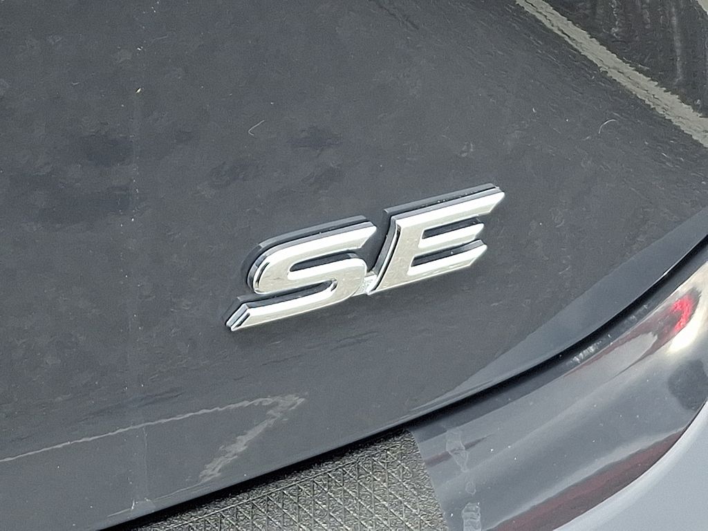 2025 Toyota Camry SE 32