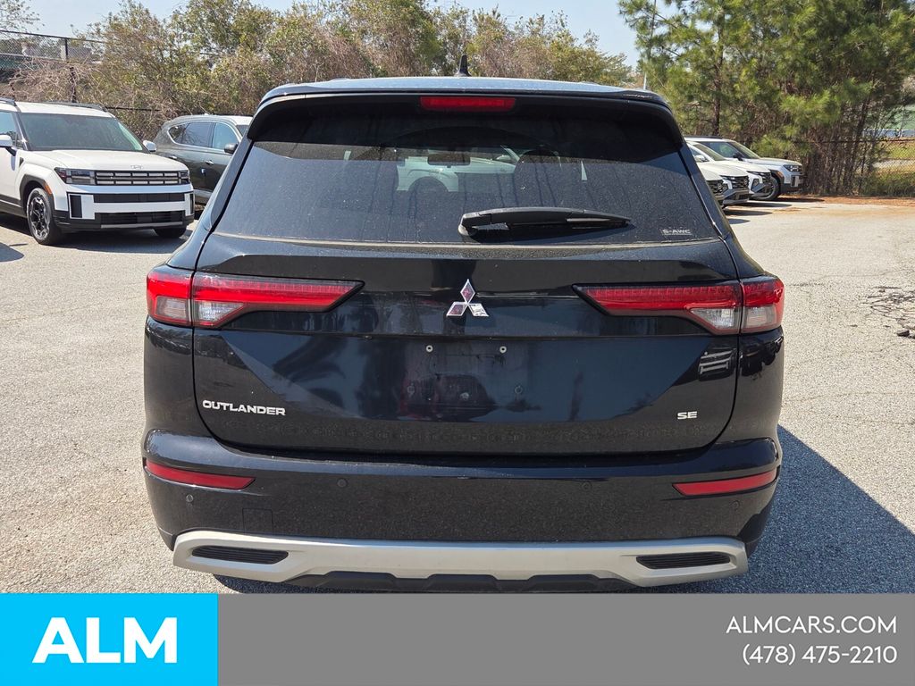 Used 2022  Mitsubishi SE image 13