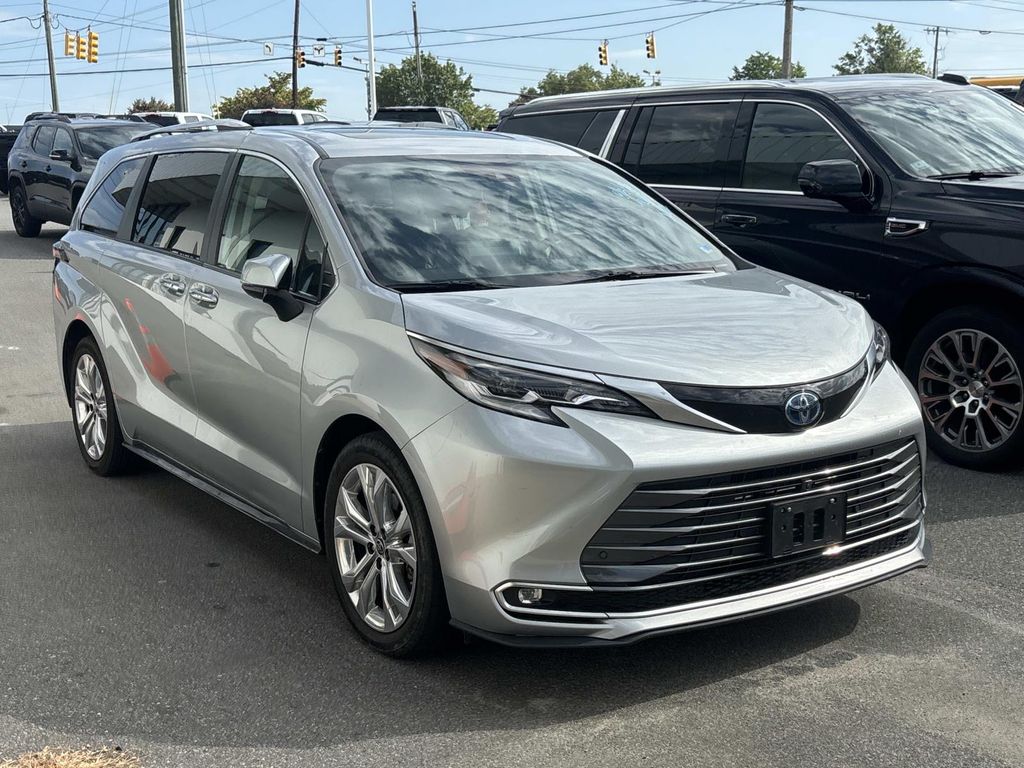 Celestial Silver Metallic 2022 Toyota Sienna Minivan Front-Wheel Drive Continuously Variable Transmission