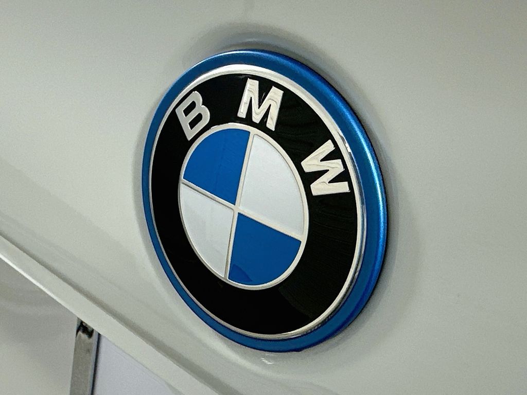 Thumbnail: 2026 BMW i5 - 22