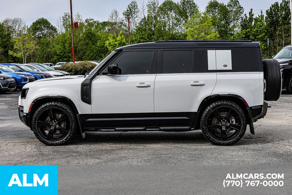 Used 2022 White Land Rover X-Dynamic SE image 8