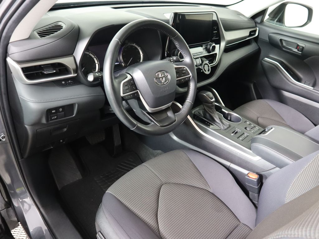 Thumbnail: 2023 Toyota Highlander - 9