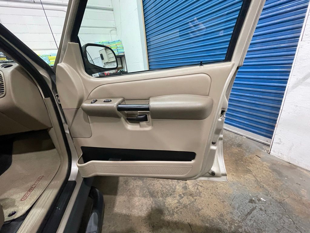2004 Ford Explorer Sport Trac XLT - Photo 32