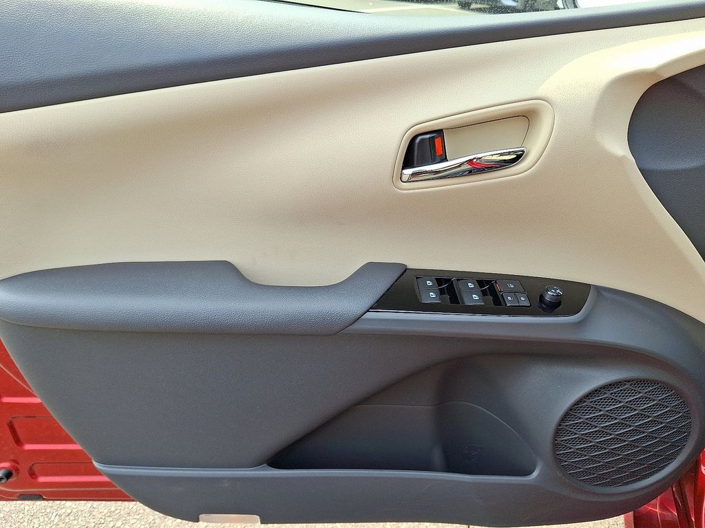 2017 Toyota Prius Four 12