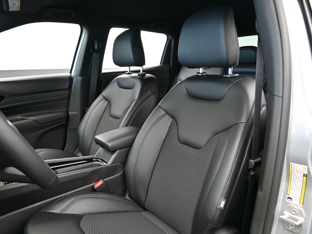 New 2026 silver zynith metallic clearcoat Jeep Latitude image 10