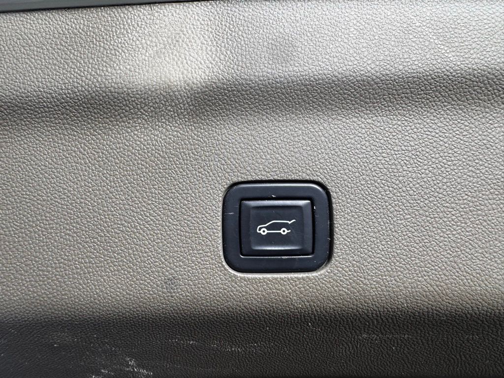 Used 2021 White GMC Denali image 24