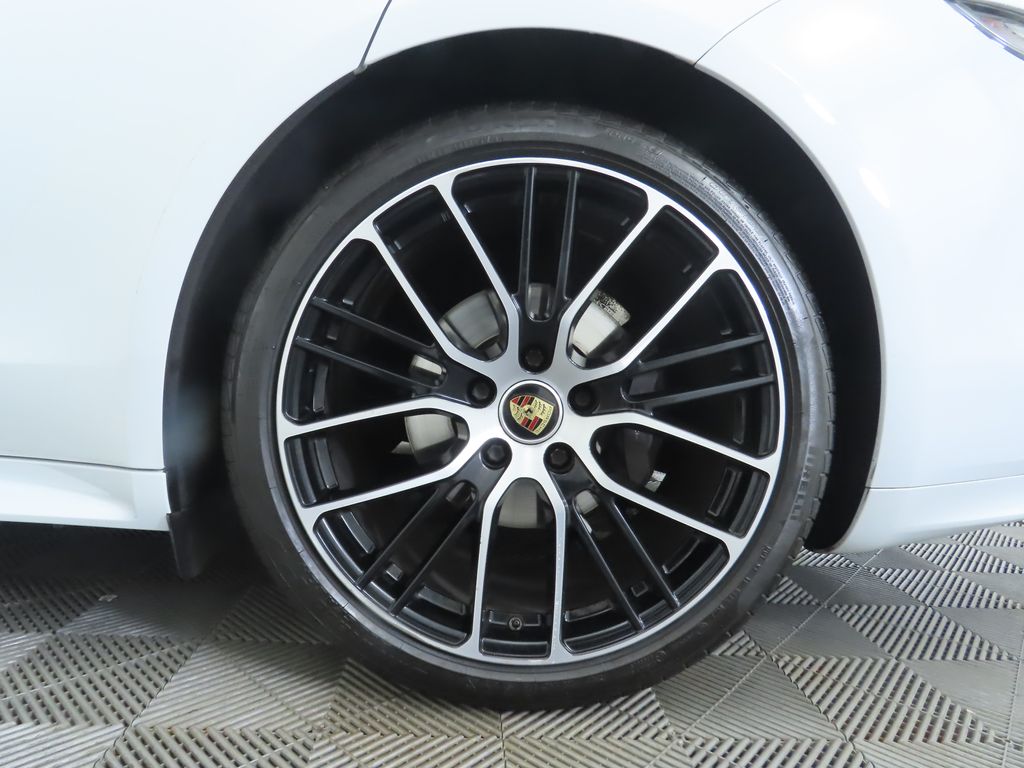 Thumbnail: 2022 Porsche Panamera - 32