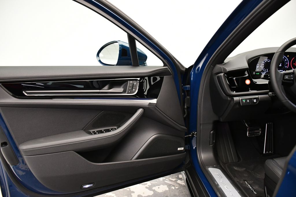 Thumbnail: 2026 Porsche Panamera - 32