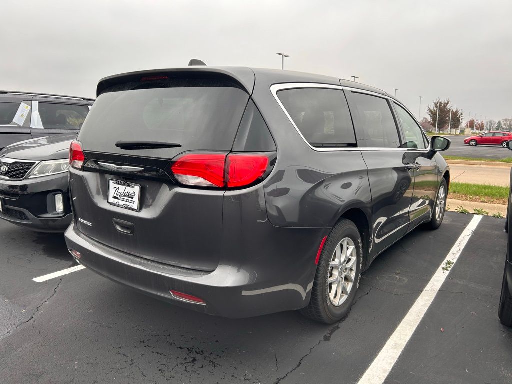 2023 Chrysler Voyager LX 3