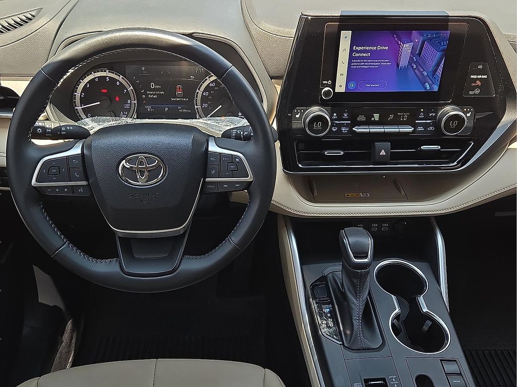 Used 2023 Toyota Highlander XLE For Sale in Farmington, AR