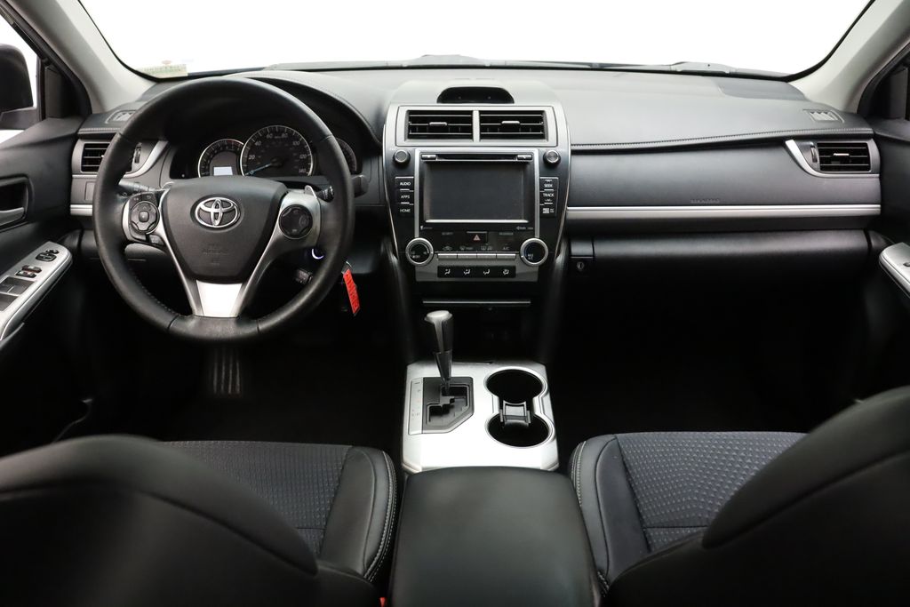 2014 Toyota Camry SE 24