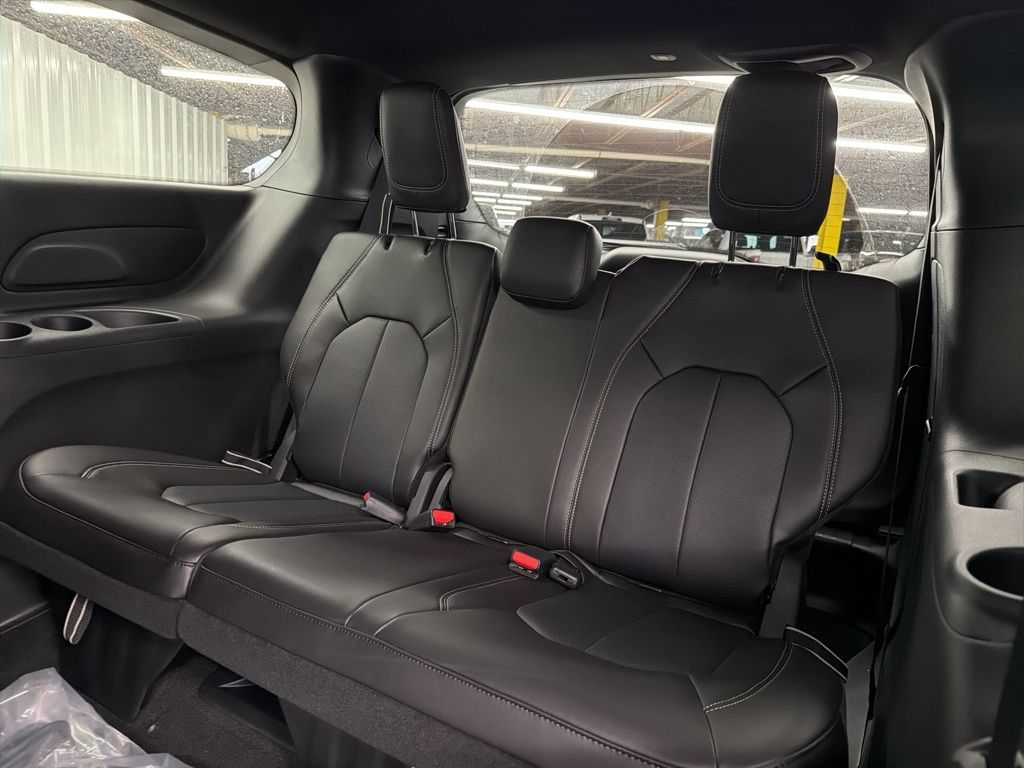 2026 Chrysler Pacifica Select - 11