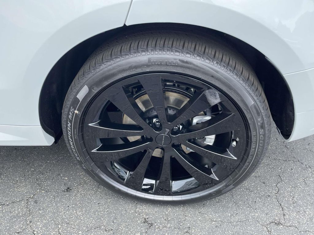 New 2026 White Land Rover Dynamic SE image 9