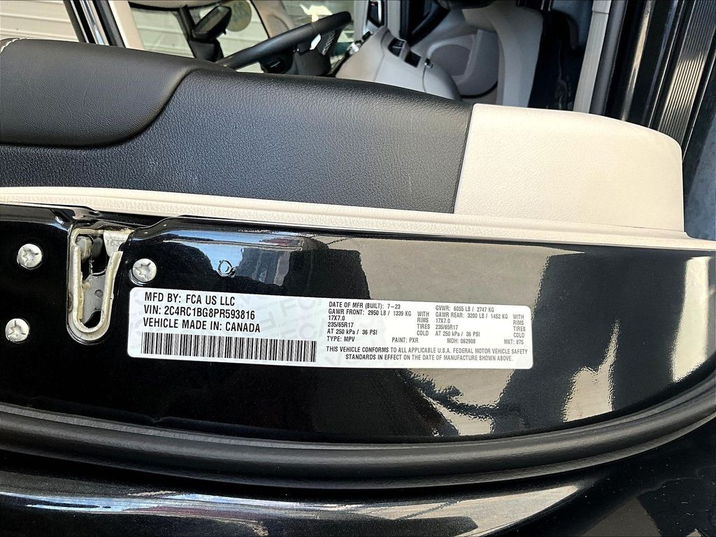 2023 Chrysler Pacifica — photo 35