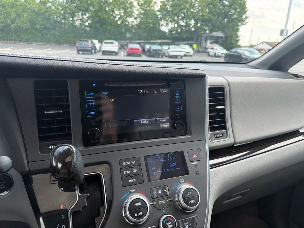 Thumbnail: 2017 Toyota Sienna - 15