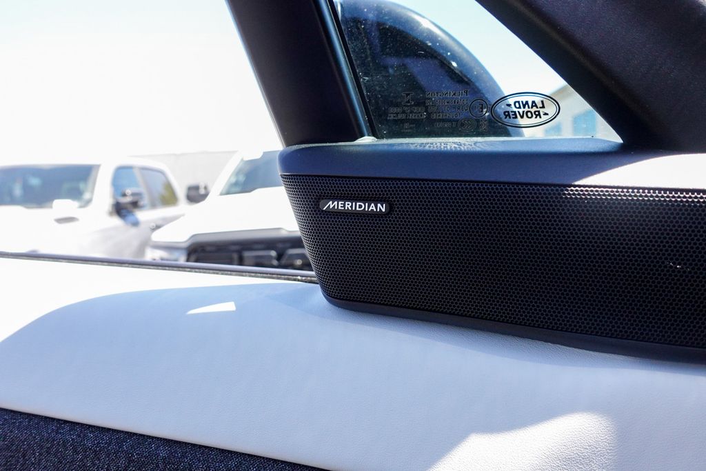 Used 2023 Blue Land Rover SE image 16